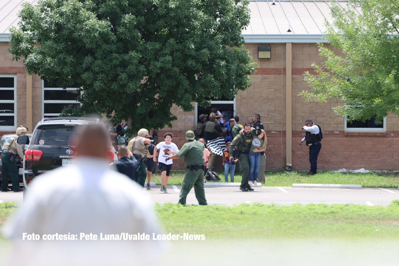 Aunque los oficiales llegaron a la escena, el director seguridad regional de Texas, Víctor Escalón, dijo el pasado jueves que los agentes habían entrado al edificio pero que se retiraron mientras llegaba ayuda adicional,
<b> luego de que el sujeto armado les disparó. </b>
<br>