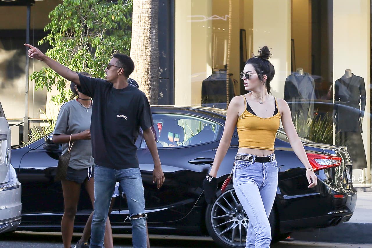 Pero mientras tanto, en lo que pasa el "susto", Kendall está muy bien escoltada.