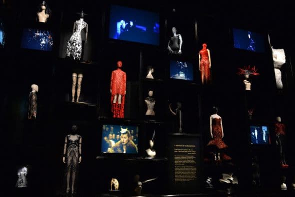 Es una gran exposición llena de glamour y elegancia.