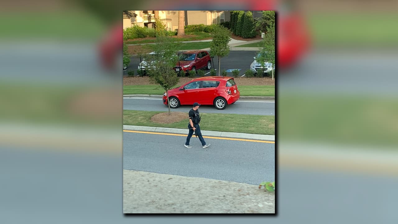 Oficiales del Departmento de Policía del Condado de Cobb cierran los accesos a Powers Ferry Road y Riverbend Club Drive luego del enfrentamiento donde murió Martín Humberto Sánchez Fregoso, luego de presuntamente robar un carro.