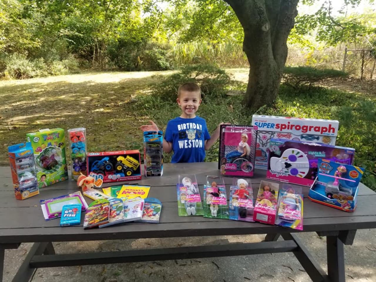 Él respondió: "No necesito nada. Quiero conseguir Play-Doh y dinosaurios para los niños en el hospital".