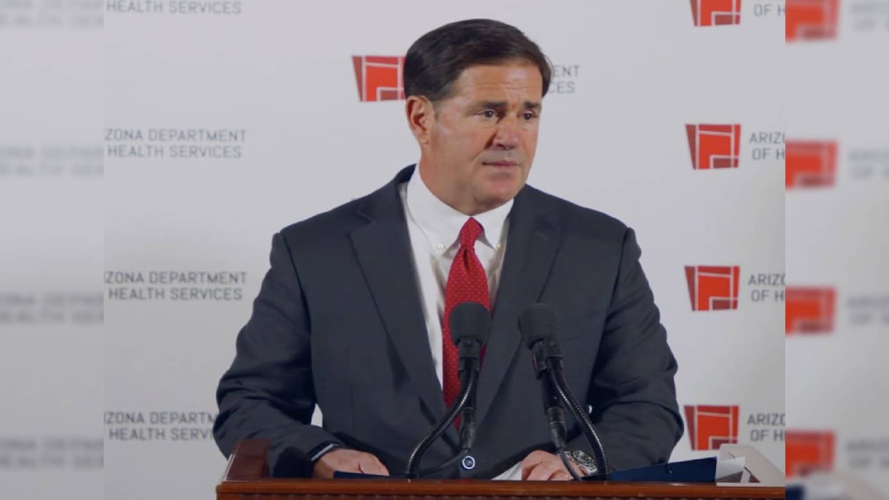 <h3 class="cms-H3-H3">MARZO</h3>
<br>
<a href="https://www.univision.com/local/arizona-ktvw/residentes-de-arizona-tienen-orden-de-quedarse-en-casa-hasta-el-30-de-abril">El 30 de marzo</a>
<a href="https://www.univision.com/local/arizona-ktvw/cierre-de-escuelas-en-arizona-se-extiende-debido-a-la-propagacion-del-coronavirus"><b>el gobernador de Arizona</b></a> emitió una orden de quedarse en casa con el fin de combatir la propagación del
<a href="https://www.univision.com/temas/coronavirus"><b>coronavirus</b></a> en todo el estado.
<br>
<br>“Esta orden se basa en los esfuerzos del estado para proteger la salud pública al recordar a los arizonenses que mantengan hábitos saludables y encuentren formas alternativas de mantenerse en contacto con amigos y seres queridos mientras pasan tiempo en casa.
<a href="https://www.univision.com/local/arizona-ktvw/phoenix-limitara-el-acceso-a-estas-rutas-de-senderismo-para-ayudar-frenar-la-propagacion-del-coronavirus-fotos"><b>Disminuir la propagación de COVID-19</b></a> asegurará que desarrollemos capacidad en nuestro sistema de atención médica y ayudará a proteger la vida de aquellos que más amamos” escribió el gobernador Ducey a través de un comunicado de prensa el 30 de marzo del 2021.
<br>