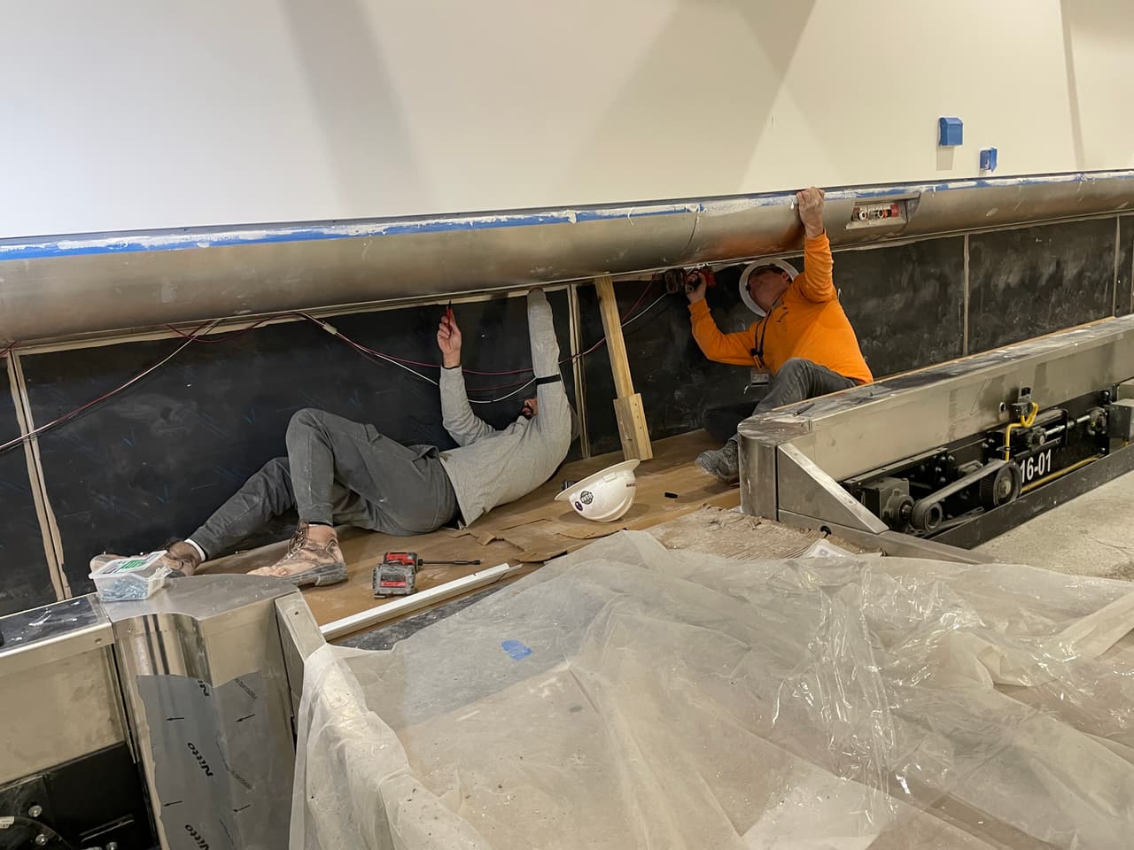 Los trabajos de reparación en el aeropuerto internacional de Miami emplean a cientos de obreros.