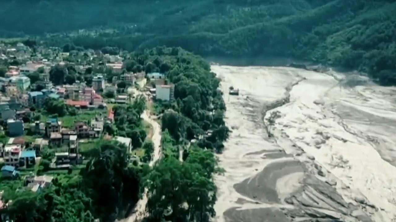 Inundaciones y deslaves en Nepal y el Tíbet dejan más de 300 muertos y 1,300 desaparecidos