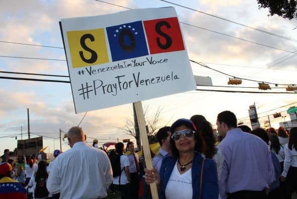 A cantos y gritos pidieron paz y libertad en la calle Westheimer, una de las más transitadas de Houston. 