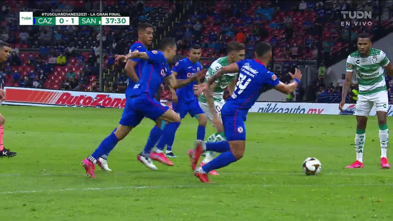 ¡GOOOL! Diego Valdés anota para Santos Laguna.