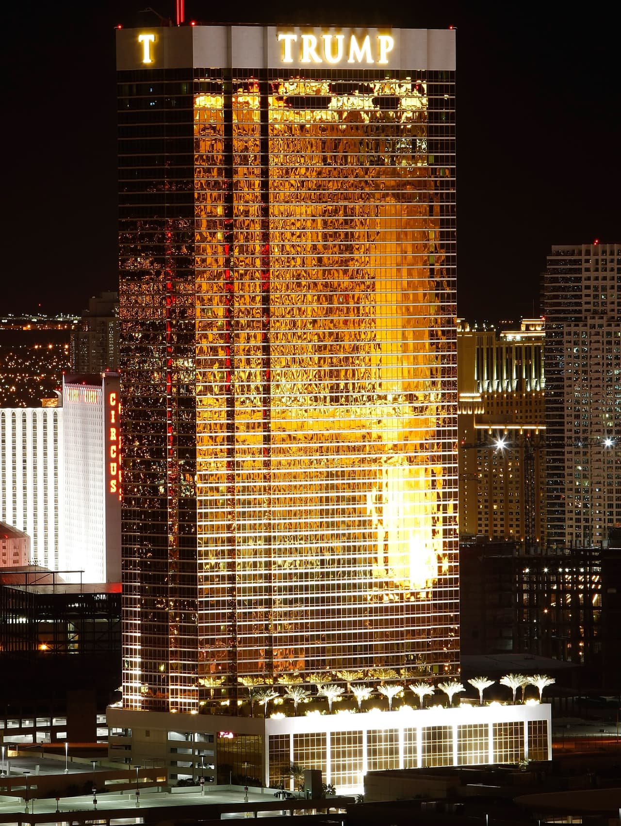 <b>Trump International Hotel Las Vegas<i>,</i> Nevada. </b>Es un hotel de lujo de 64 pisos, condominio y multipropiedad ubicado en Fashion Show Drive cerca de Las Vegas Boulevard. En la declaración financiera ante la Comisión Federal de Elecciones entregada figuran nueve propiedades de Donald Trump establecidas en el estado de Nevada.
<br>