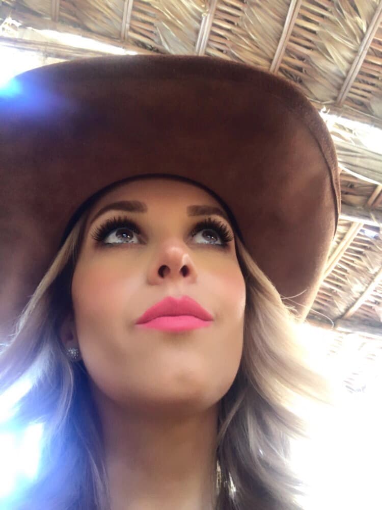 El rosado no sólo hace resaltar tu color de piel en un día de calor, si no también puede ser combinado con un sombrero de color marrón.