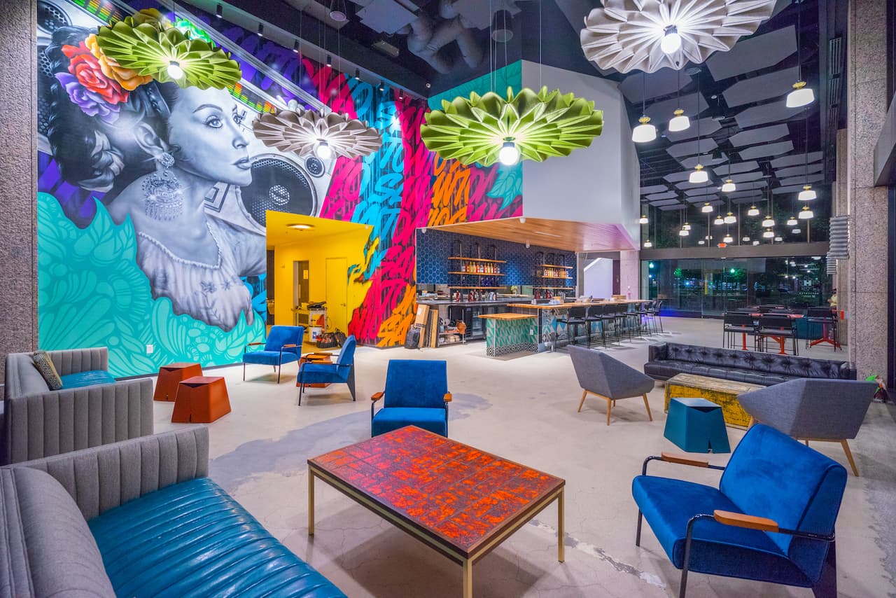 En una habitación, los visitantes serán bañados en una relajante ola de color y sonido.