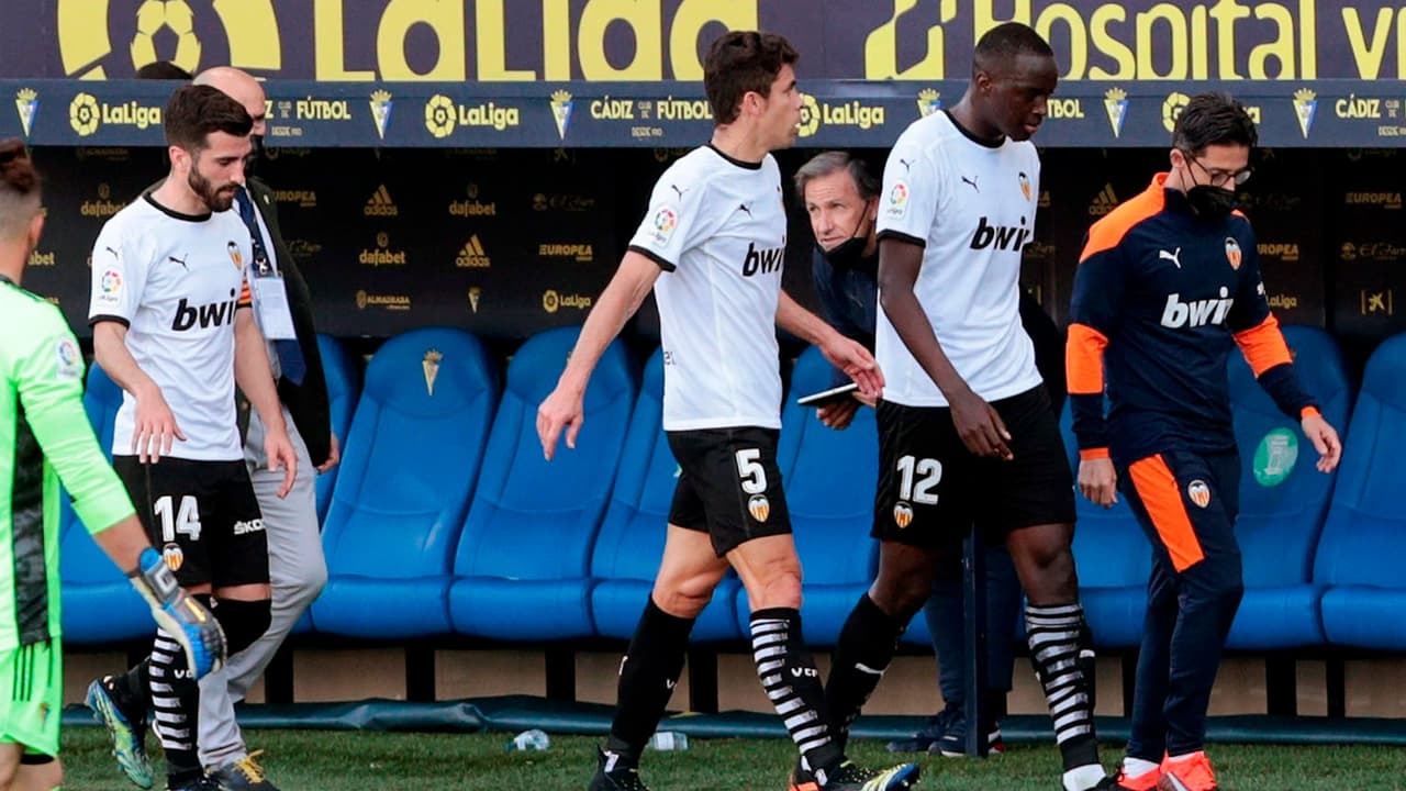 Diakhaby sufre racismo y Valencia deja el juego ante Cádiz