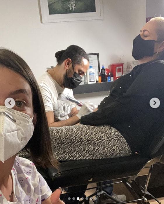 Nerea Godínez, 
<b><a href="https://www.univision.com/famosos/vecinos-octavio-ocana-prometida-seguro-vida" target="_blank">la prometida de Octavio Ocaña</a></b>, la acompañó. La joven de 25 años gusta de tatuarse la piel.