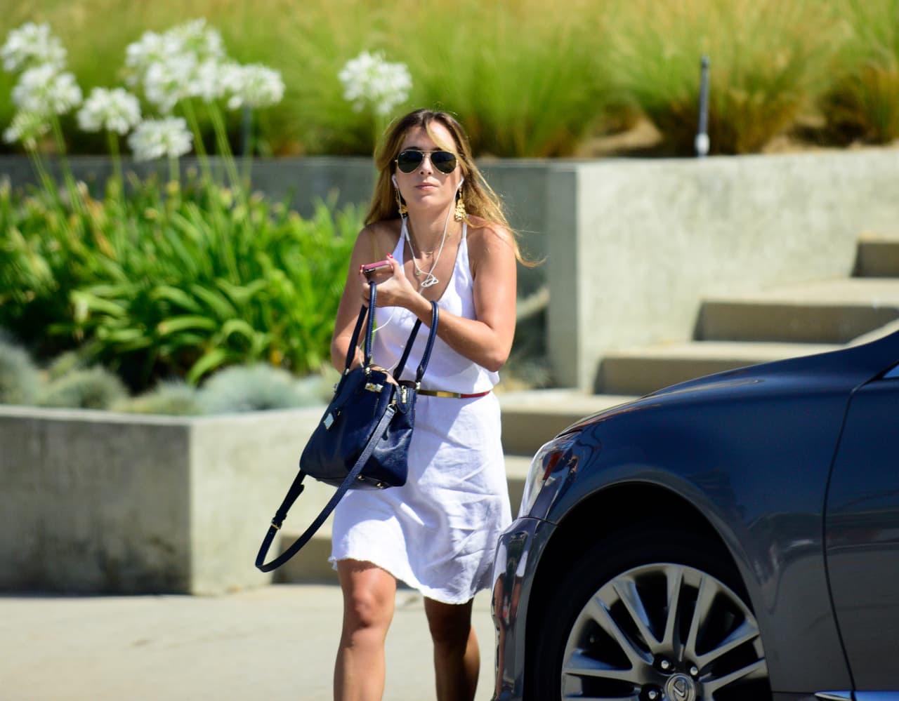 Christine caminó frente a las cámaras sin intentar ocultarse.
