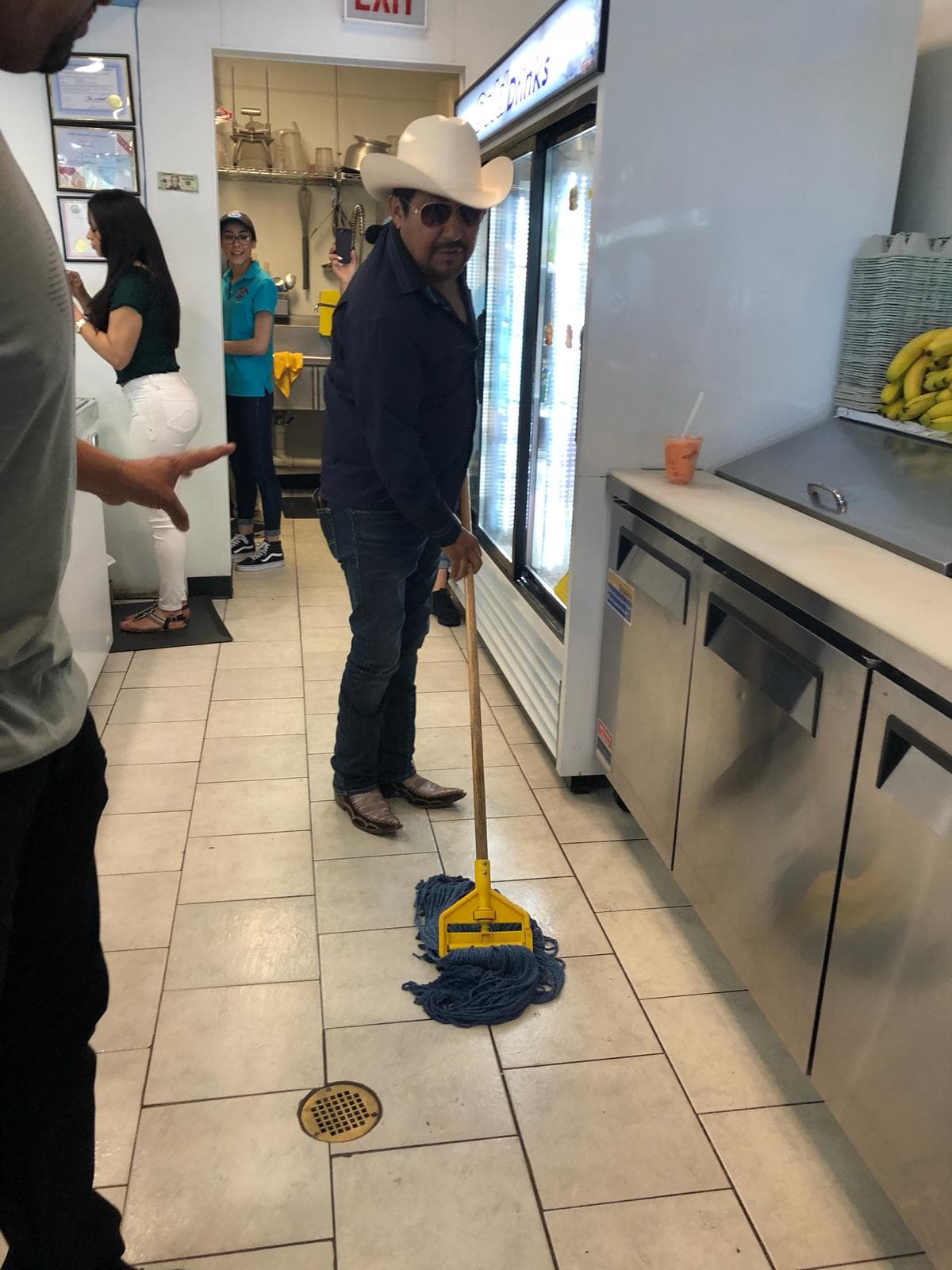 Mientras que El Feo agarró el trapeador y se puso a limpiar.