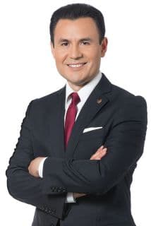 Se trata de Enrique Rodríguez, quien en la foto anterior estaba haciendo su primera comunión.