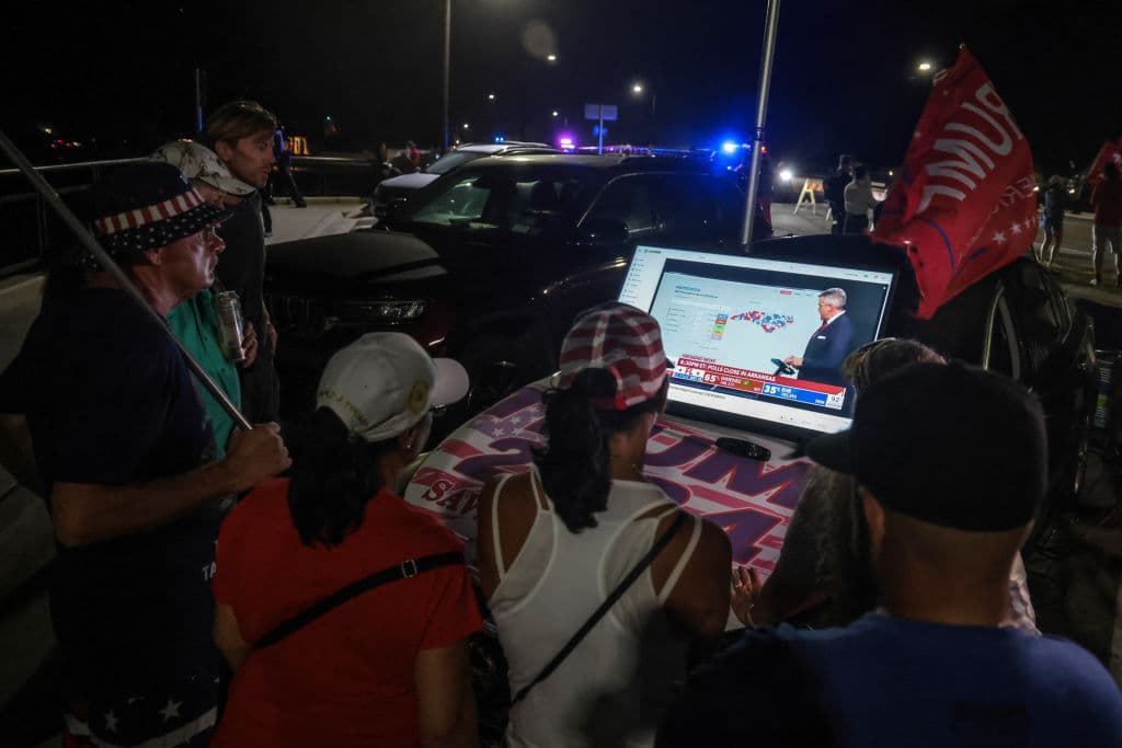 La campaña de Trump organizó una fiesta para ver las elecciones en un centro de West Palm Beach. Se espera que JD Vance, candidato a la vicepresidencia de la fórmula republicana, acompañe a Trump en Florida para seguir los resultados.