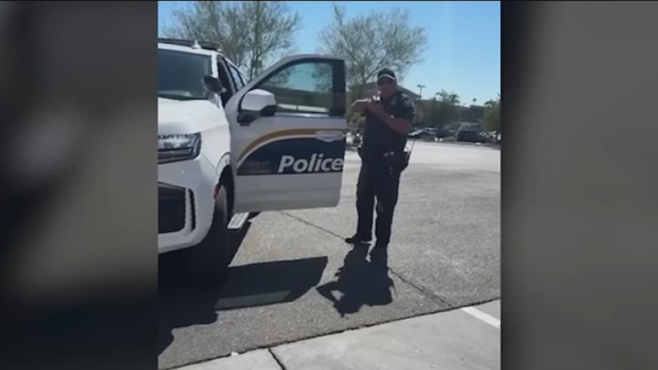Agente de la policía de Phoenix apunta con su arma al padre hispano Xavier Quintero y a sus hijos