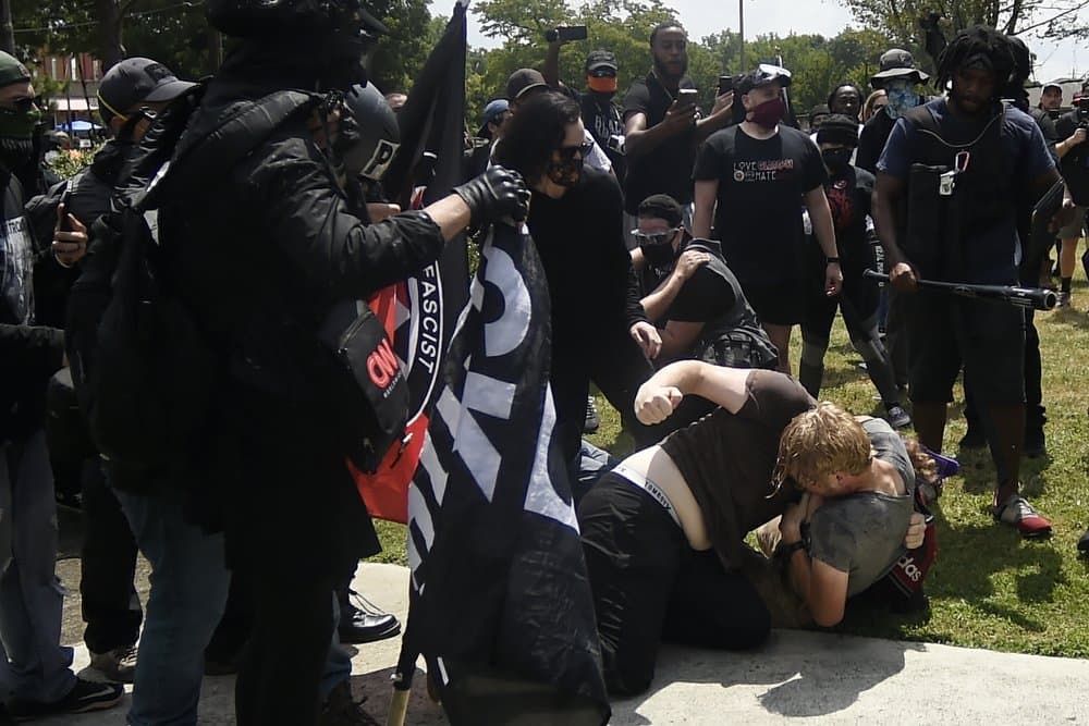 Fue entonces cuando agentes de policía con equipo antidisturbios se movilizaron para dispersar a la multitud.