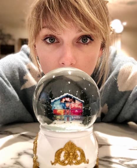Este 13 de diciembre, Taylor Swift cumple 30 años y le incomoda el cuestionamiento social y de los medios de comunicación respecto a sus
<b> planes de matrimonio y maternidad</b>.