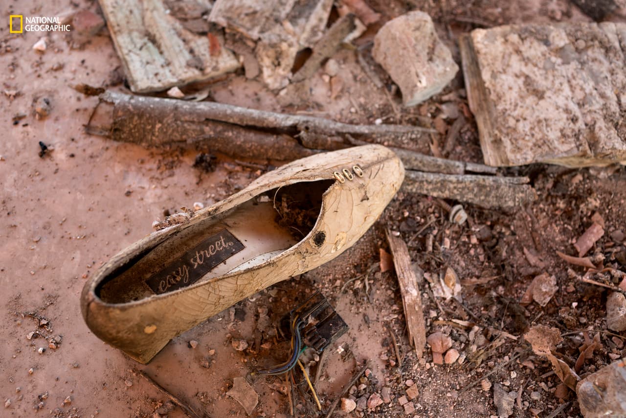 Seis años después de la masacre, no se ha hecho casi ningún esfuerzo para limpiar las escenas de los crímenes. Cuadras enteras yacen en ruinas todavía. Esparcidos entre los escombros están los vestigios de las vidas que llegaron a un fin violento.
