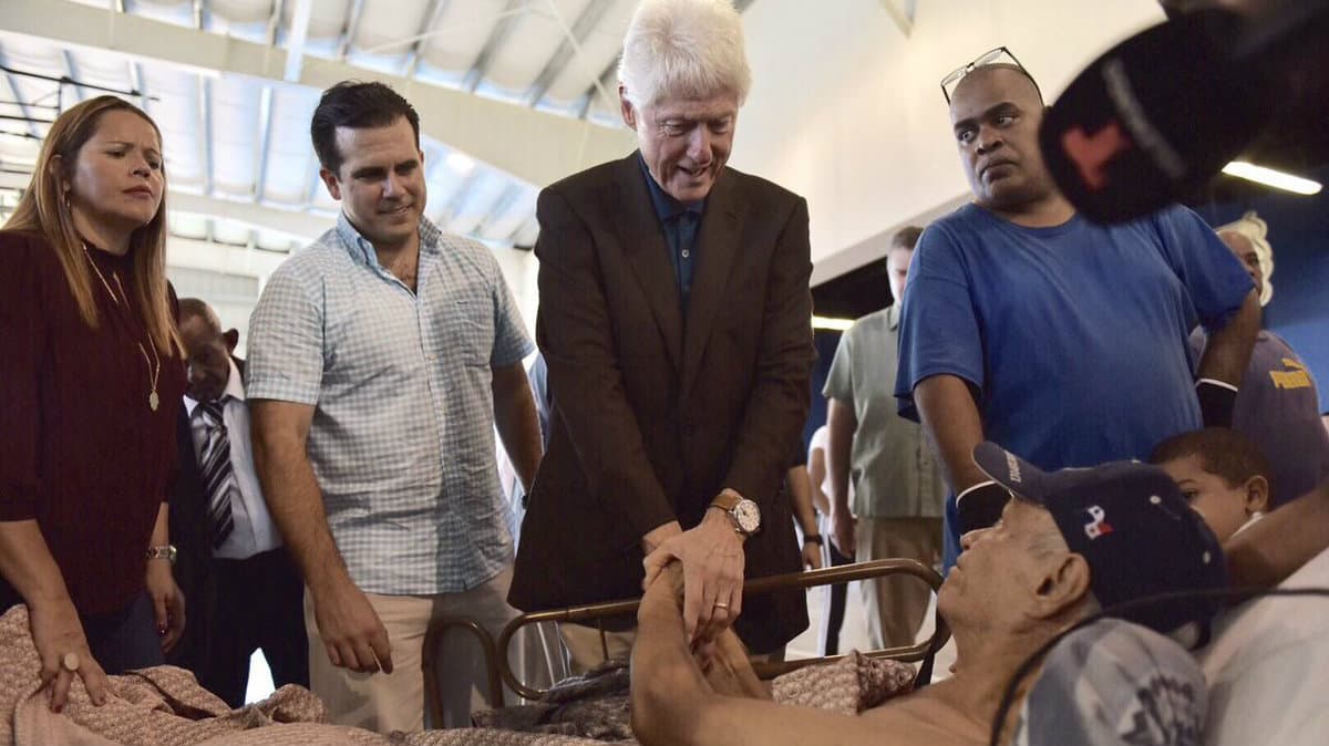Expresidente Bill Clinton visita Puerto Rico y trae ayuda médica y energética a través de su fundación