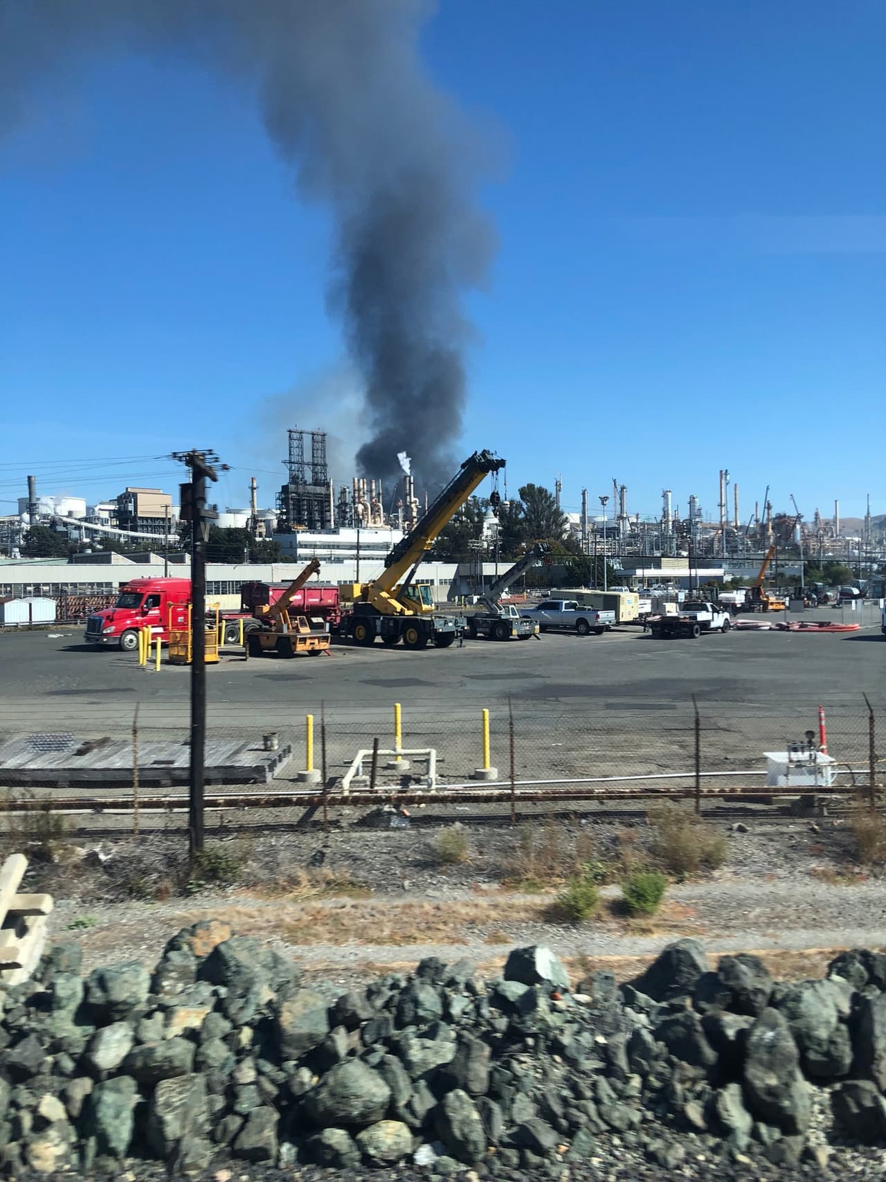 Autoridades en distintas ciudades informaron a través de las redes sociales que el siniestro se podía ver desde localidades del este de la Bahía como Hercules, Pinole, Vallejo, Rodeo y Crockett, donde se ubica la refinería.