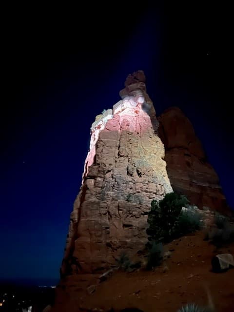 Los bomberos de Sedona admitieron que se tomaron varias horas para concretar el rescate por lo difícil del terreno y la falta de luz solar. Tanto la mujer como sus amigos fueron traídos de vuelta.