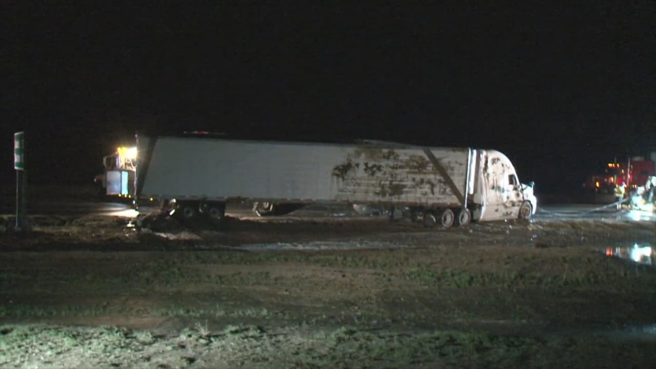 Las fuertes ráfagas de viento hicieron que un camión de transporte de carga se volcara.