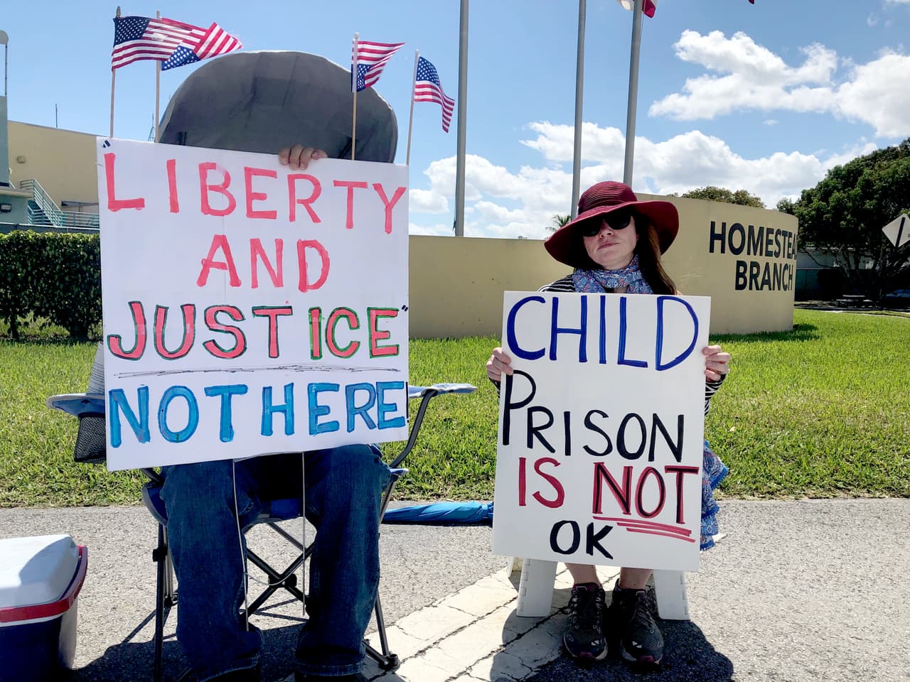 Entre las activistas que acompañaron a Rubin esta semana estaba Melissa Hinebauch, una madre de tres niños de 11, 16 y 18 años de New Hampshire (a la derecha en la imagen). Según le contó Hinebauch a Univision Noticias, el miércoles pudo intercambiar algunos gestos con los niños que estaban jugando en la cancha. "Después de verlos, me senté a llorar", afirma.