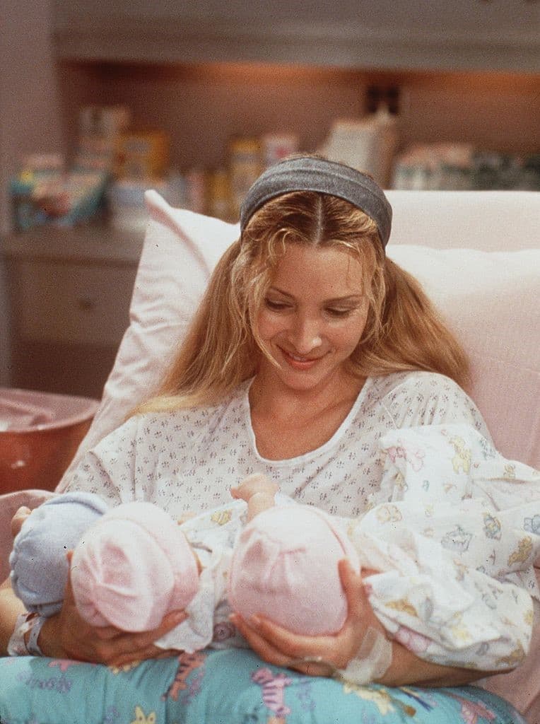 Joey tenía una excelente química con 
<b>Phoebe Buffay</b>, una excéntrica mujer quien se ganaba la vida dando masajes relajantes y cantando en la cafetería 'Central Perk', además, tenía una hermana gemela. 
<b>Lisa Kudrow</b> dio vida a este personaje.
<br>