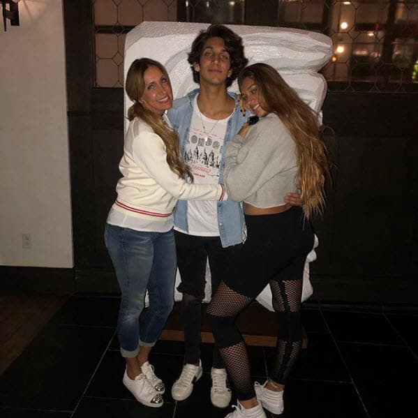 Lili Estefan y su hija Lina han sufrido la ausencia de Lorenzo desde que se mudó a California para estudiar la universidad.