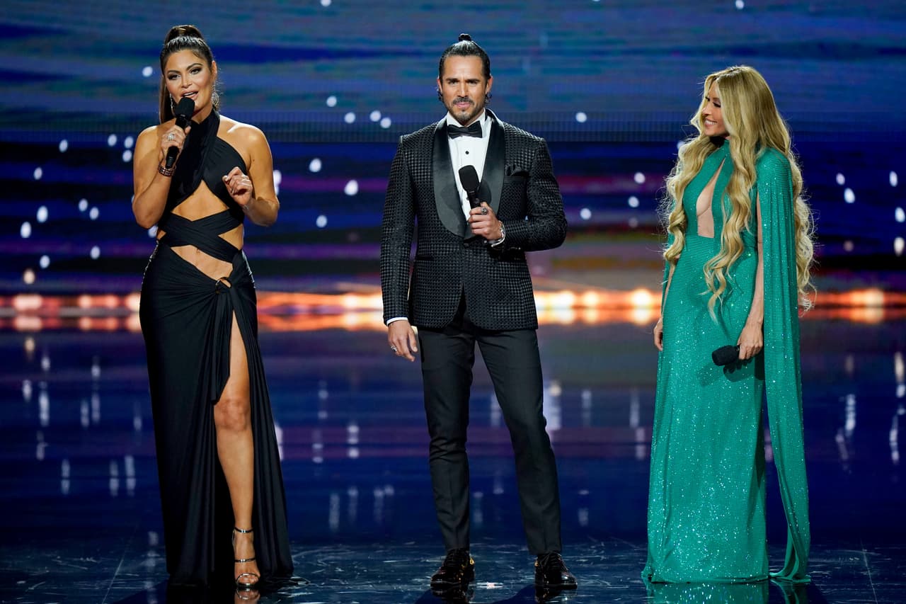 El último modelo con el que subió al escenario también fue producto de la mano de Giannina Azar. Para su última intervención, Yuri eligió un vestido verde turquesa, de cuello alto y estaba coronado con una capa que nacía en los hombros.