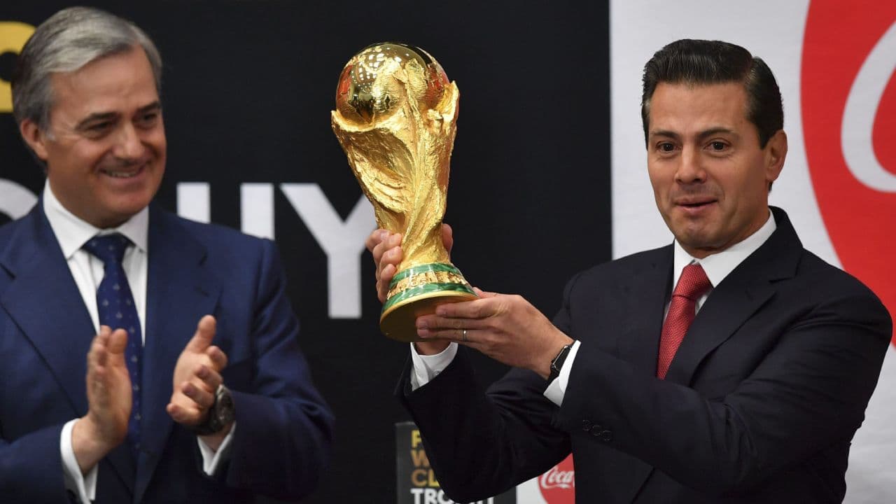 La Copa FIFA es recibida por el presidente de México, Enrique Peña Nieto