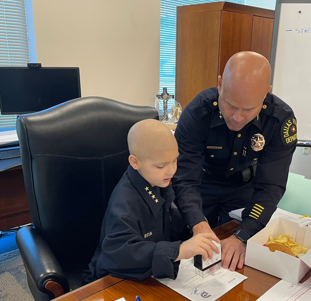 Bennett lucha contra el linfoma. Estuvo trabajando en la oficina de la Policía de Dallas.
