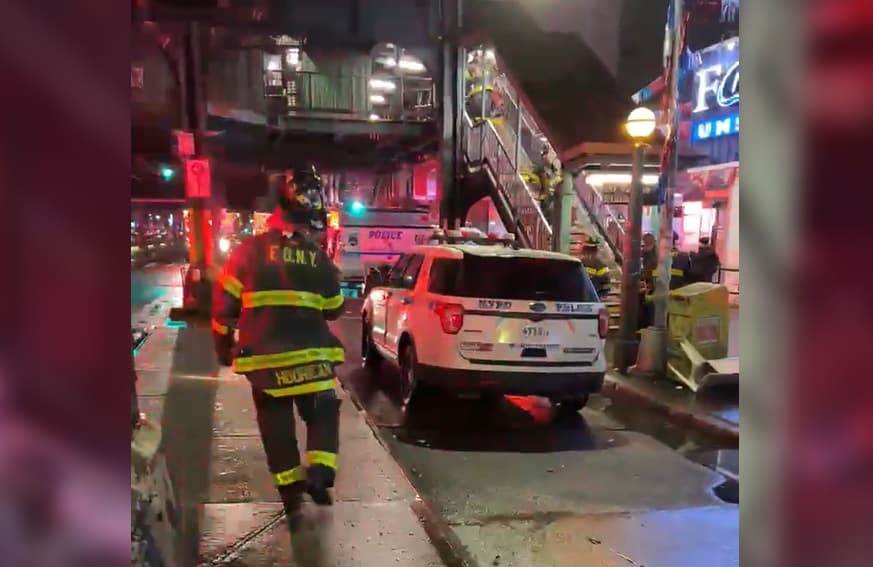 Tren atropella a hombre que orinaba sobre las vías del subway 