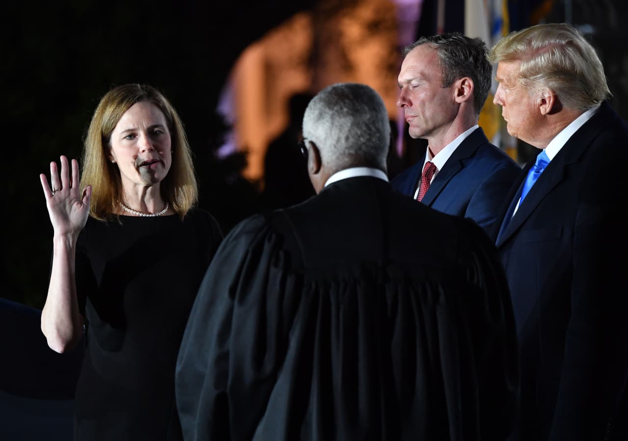 Amy Coney Barrett juramenta como jueza de la Corte Suprema y promete que mantendrá una independencia judicial
