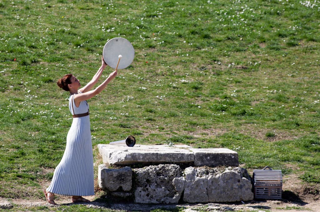 La antorcha olímpica se encendió y será entregada a los organizadores de los Juegos Olímpicos de Tokio 2020 en Atenas el 19 de marzo. El evento lució vacío por medidas sanitarias debido al coronavirus.