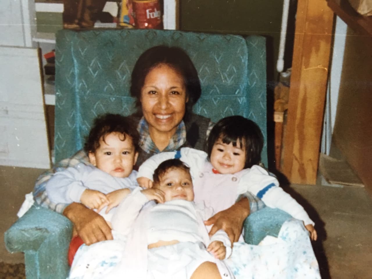 Maria 'Toni' Polinske con sus bebes en tiempos felices. En 1985, viajo con su marido a México para visitar orfanatos en busca de un bebé para adoptar, pero como ambos tenían más de 40 años, fueron rechazados. Entonces, buscaron otras opciones, pasando por una iglesia en Torreón, Coahuila. Aunque su idea originalmente era tener dos hijos, terminaron adoptando a tres, Michelle, Amanda y Michael, todos nacidos con pocas semanas de diferencia de madres distintas.