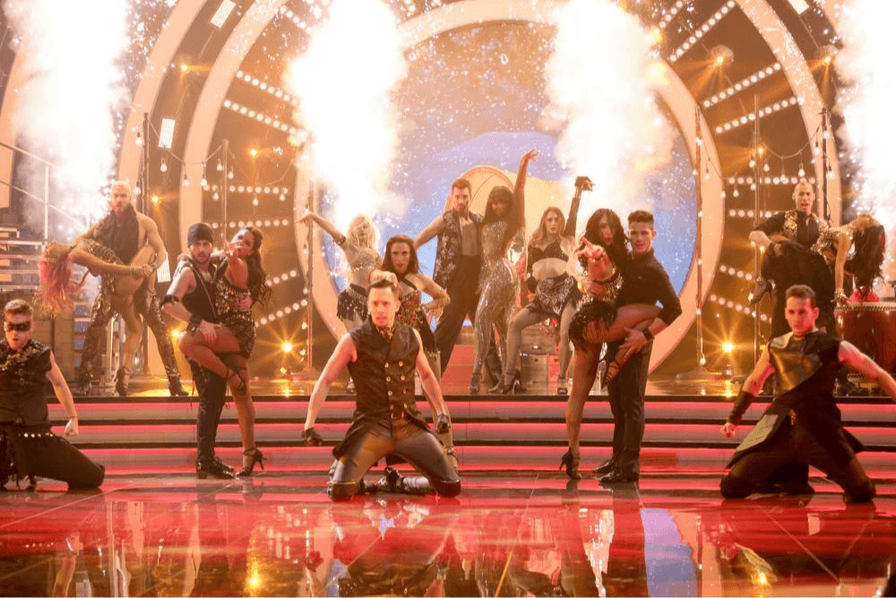 En la quinta gala también vimos un gran show inspirado en Las Vegas. El tema 'Jaleo' de Ricky Martin fue el elegido, en medio de una producción que incluyó carretas y fuegos artificiales. Con esta impresionante escenografía, los bailarines fueron apareciendo poco a poco.