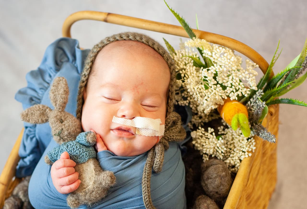 Este bebé en Texas Health Presbyterian Hospital Plano posa con un pequeño conejito de pascua.
