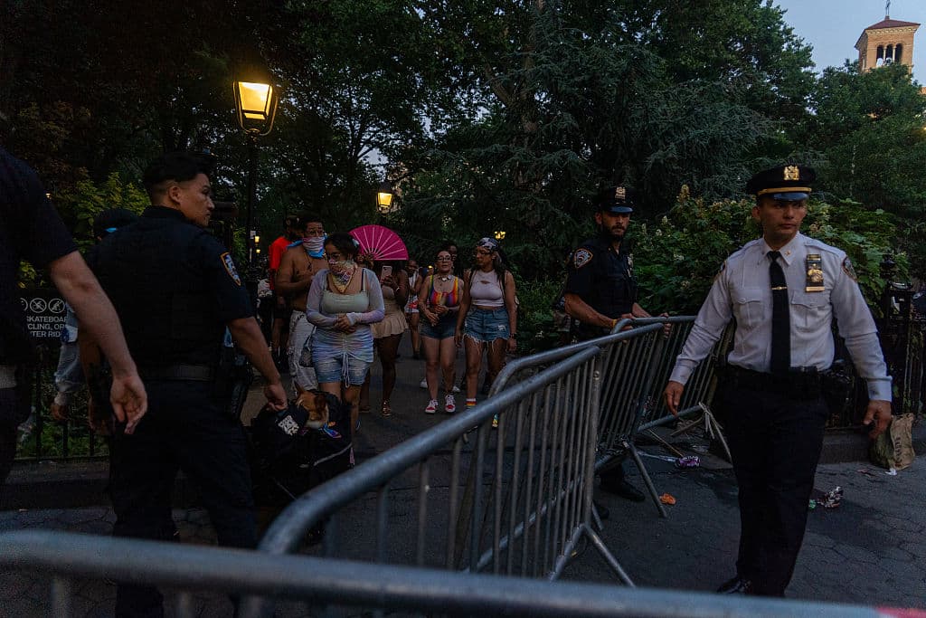 De acuerdo con el Departamento de Policía de Nueva York, aproximadamente 10,000 personas se encontraban en el parque cuando un hombre sin camisa roció sustancias químicas irritantes, provocando quemaduras en los ojos de varios asistentes.