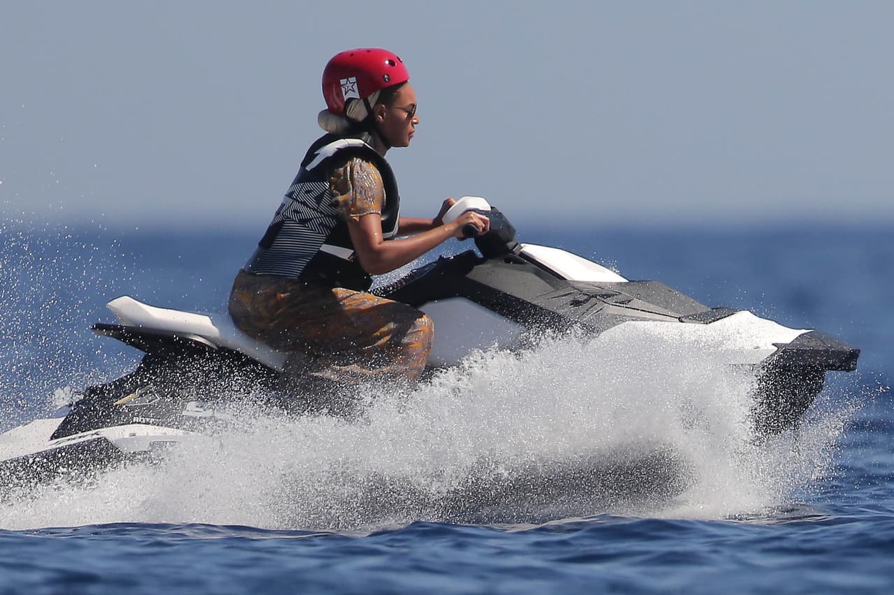 Anduvo a toda velocidad, usando casco por precaución.