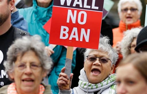 Varios manifestantes protestan frente a una corte federal en Seattle contra la prohibición a los viajes revisada que emitió el presidente Donald Trump. (Archivo)