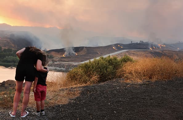 El Distrito de Gestión de la Calidad del Aire de la Costa Sur emitió un aviso de humo, señalando que aunque la calidad del aire se catalogó como moderada, es más probable que la calidad del aire se encuentre en niveles poco saludables más cerca de la Ruta del Incendio.