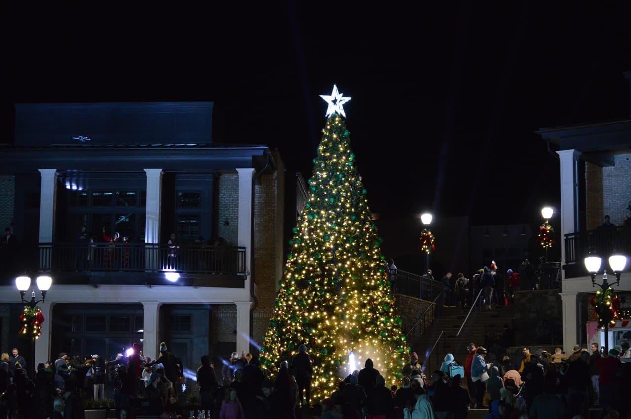 <b>Evento</b>: Cumming City Center Christmas Tree Lighting
<br>
<b>Fecha</b>: 18 de noviembre
<br>
<b>Lugar</b>: Cumming City Center. 423 Canton Rd. Cumming, GA
<br>
<b>Sitio web</b>: 
<a href="https://cummingcitycenter.com/events/cumming-city-center-christmas-tree-lighting/">https://cummingcitycenter.com/events/cumming-city-center-christmas-tree-lighting/</a> 
<br>
<br>Disfruta de diversión familiar con la iluminación del árbol de Navidad, música en vivo y bebidas calientes y postres de vendedores locales.