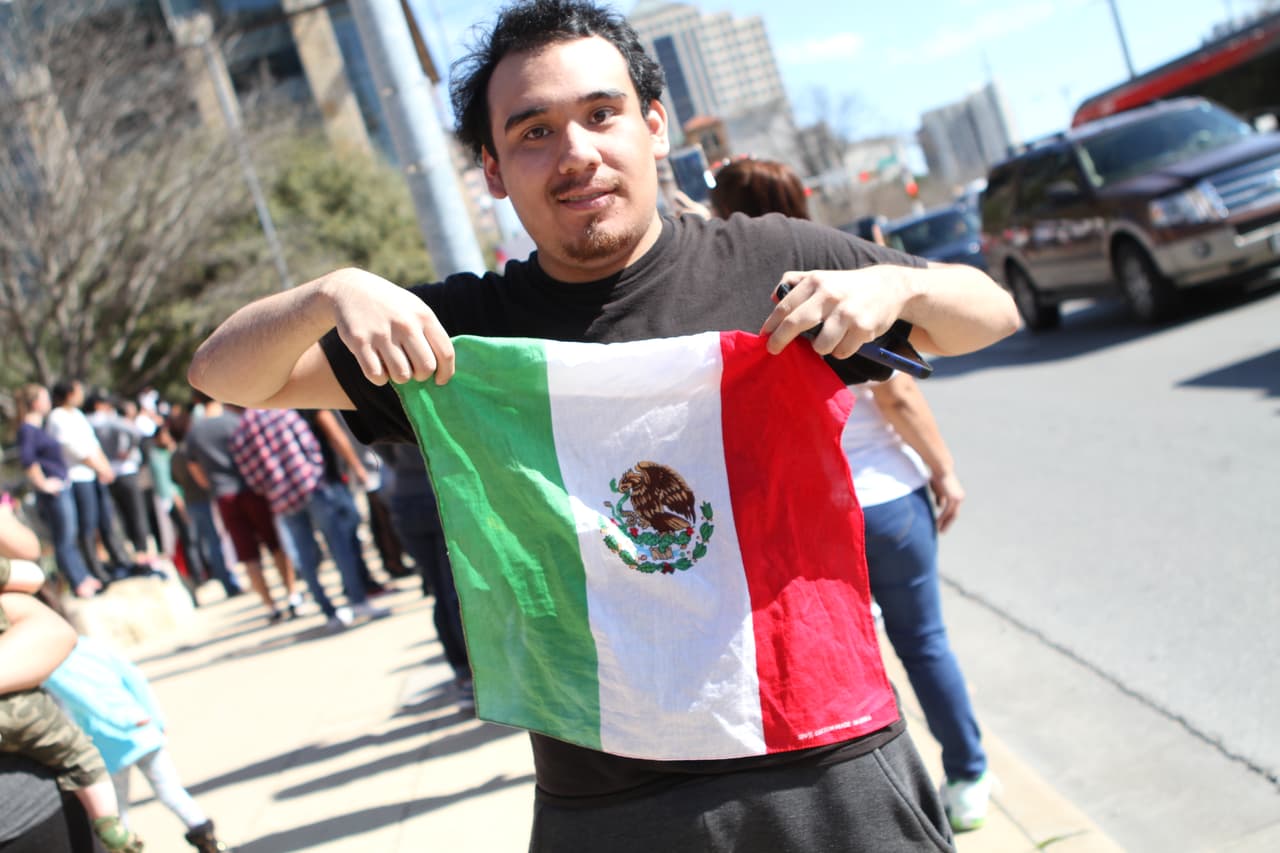 La colorida y concurrida manifestación de respaldo a los inmigrantes en Austin contó con la participación de personas de varias nacionalidades y diversas comunidades.