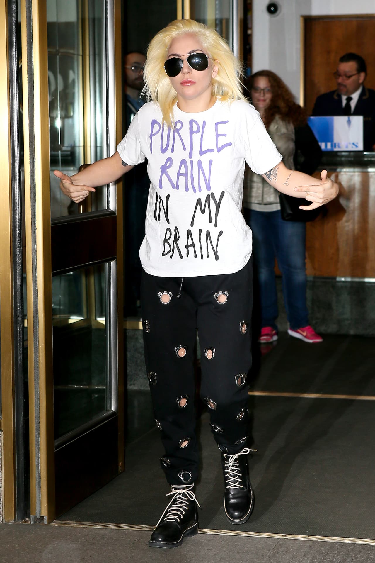 Gaga presumió con orgullo su playera frente a los paparazzi.