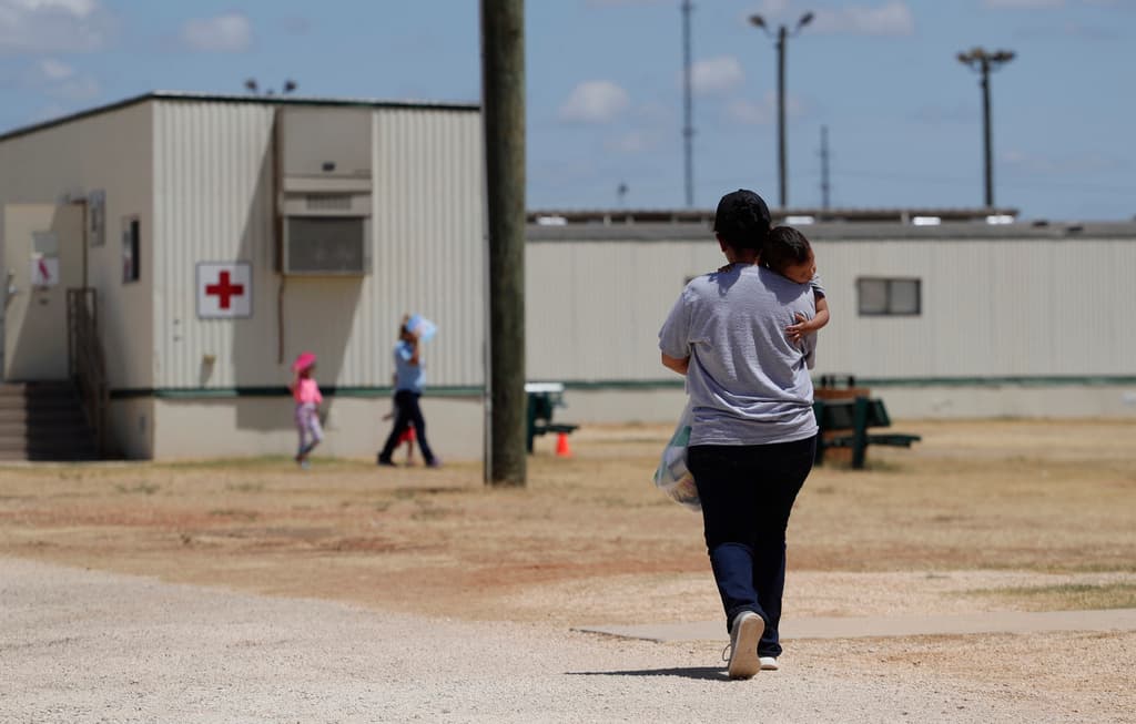 Un número y un “te amo”: una niña de 6 años guarda el registro de extranjera de su madre detenida para sentirla cerca