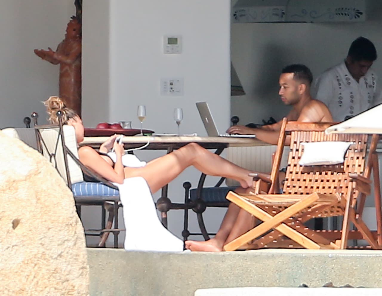 Ella aprovechó para revisar su teléfono, seguramente sus redes sociales.