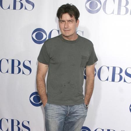 Charlie Sheen es otro de los famosos que se convirtió en padre desde muy joven.