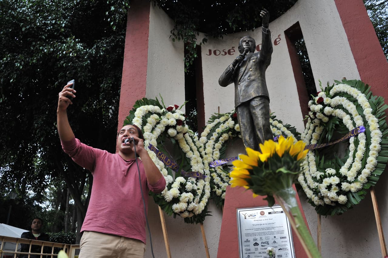 Entre los homenajes improvisados este sábado hubo un 'escenario' en el que los voluntarios iban subiendo para interpretar la música de José José, con las cuales se han enamorado generaciones enteras de mexicanos.
